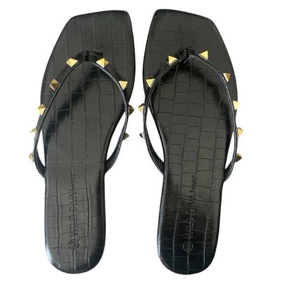 Alligator embossed pattern with gold spikes. - Picture 1 of 5